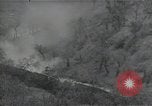 Standbild Amerikanische Sherman Panzer wirft Staub wie es entlang der Piste in Italien Laufwerke Scauri Italien, 1944, aus Sekunde 18 historischem Filmmaterial Videoclip 65675027073