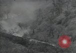 Standbild Amerikanische Sherman Panzer wirft Staub wie es entlang der Piste in Italien Laufwerke Scauri Italien, 1944, aus Sekunde 19 historischem Filmmaterial Videoclip 65675027073