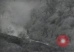 Standbild Amerikanische Sherman Panzer wirft Staub wie es entlang der Piste in Italien Laufwerke Scauri Italien, 1944, aus Sekunde 22 historischem Filmmaterial Videoclip 65675027073