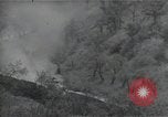 Standbild Amerikanische Sherman Panzer wirft Staub wie es entlang der Piste in Italien Laufwerke Scauri Italien, 1944, aus Sekunde 23 historischem Filmmaterial Videoclip 65675027073