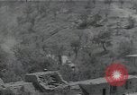 Standbild Amerikanische Sherman Panzer wirft Staub wie es entlang der Piste in Italien Laufwerke Scauri Italien, 1944, aus Sekunde 24 historischem Filmmaterial Videoclip 65675027073