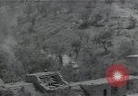 Standbild Amerikanische Sherman Panzer wirft Staub wie es entlang der Piste in Italien Laufwerke Scauri Italien, 1944, aus Sekunde 25 historischem Filmmaterial Videoclip 65675027073