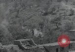 Standbild Amerikanische Sherman Panzer wirft Staub wie es entlang der Piste in Italien Laufwerke Scauri Italien, 1944, aus Sekunde 26 historischem Filmmaterial Videoclip 65675027073