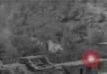 Standbild Amerikanische Sherman Panzer wirft Staub wie es entlang der Piste in Italien Laufwerke Scauri Italien, 1944, aus Sekunde 27 historischem Filmmaterial Videoclip 65675027073