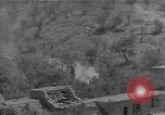 Standbild Amerikanische Sherman Panzer wirft Staub wie es entlang der Piste in Italien Laufwerke Scauri Italien, 1944, aus Sekunde 28 historischem Filmmaterial Videoclip 65675027073