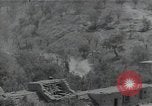 Standbild Amerikanische Sherman Panzer wirft Staub wie es entlang der Piste in Italien Laufwerke Scauri Italien, 1944, aus Sekunde 29 historischem Filmmaterial Videoclip 65675027073