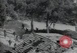Standbild Amerikanische Sherman Panzer wirft Staub wie es entlang der Piste in Italien Laufwerke Scauri Italien, 1944, aus Sekunde 30 historischem Filmmaterial Videoclip 65675027073