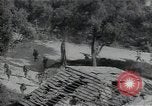 Standbild Amerikanische Sherman Panzer wirft Staub wie es entlang der Piste in Italien Laufwerke Scauri Italien, 1944, aus Sekunde 31 historischem Filmmaterial Videoclip 65675027073