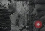 Standbild Amerikanische Sherman Panzer wirft Staub wie es entlang der Piste in Italien Laufwerke Scauri Italien, 1944, aus Sekunde 32 historischem Filmmaterial Videoclip 65675027073