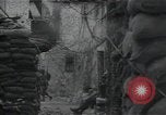 Standbild Amerikanische Sherman Panzer wirft Staub wie es entlang der Piste in Italien Laufwerke Scauri Italien, 1944, aus Sekunde 33 historischem Filmmaterial Videoclip 65675027073