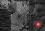 Standbild Amerikanische Sherman Panzer wirft Staub wie es entlang der Piste in Italien Laufwerke Scauri Italien, 1944, aus Sekunde 34 historischem Filmmaterial Videoclip 65675027073