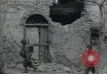 Standbild Amerikanische Sherman Panzer wirft Staub wie es entlang der Piste in Italien Laufwerke Scauri Italien, 1944, aus Sekunde 36 historischem Filmmaterial Videoclip 65675027073