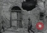 Standbild Amerikanische Sherman Panzer wirft Staub wie es entlang der Piste in Italien Laufwerke Scauri Italien, 1944, aus Sekunde 37 historischem Filmmaterial Videoclip 65675027073