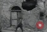 Standbild Amerikanische Sherman Panzer wirft Staub wie es entlang der Piste in Italien Laufwerke Scauri Italien, 1944, aus Sekunde 38 historischem Filmmaterial Videoclip 65675027073