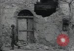 Standbild Amerikanische Sherman Panzer wirft Staub wie es entlang der Piste in Italien Laufwerke Scauri Italien, 1944, aus Sekunde 39 historischem Filmmaterial Videoclip 65675027073