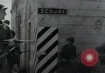 Standbild Amerikanische Sherman Panzer wirft Staub wie es entlang der Piste in Italien Laufwerke Scauri Italien, 1944, aus Sekunde 40 historischem Filmmaterial Videoclip 65675027073