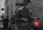 Standbild Amerikanische Sherman Panzer wirft Staub wie es entlang der Piste in Italien Laufwerke Scauri Italien, 1944, aus Sekunde 41 historischem Filmmaterial Videoclip 65675027073