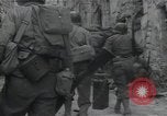 Standbild Amerikanische Sherman Panzer wirft Staub wie es entlang der Piste in Italien Laufwerke Scauri Italien, 1944, aus Sekunde 42 historischem Filmmaterial Videoclip 65675027073