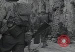 Standbild Amerikanische Sherman Panzer wirft Staub wie es entlang der Piste in Italien Laufwerke Scauri Italien, 1944, aus Sekunde 43 historischem Filmmaterial Videoclip 65675027073