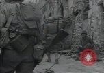 Standbild Amerikanische Sherman Panzer wirft Staub wie es entlang der Piste in Italien Laufwerke Scauri Italien, 1944, aus Sekunde 44 historischem Filmmaterial Videoclip 65675027073