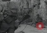 Standbild Amerikanische Sherman Panzer wirft Staub wie es entlang der Piste in Italien Laufwerke Scauri Italien, 1944, aus Sekunde 45 historischem Filmmaterial Videoclip 65675027073