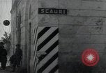 Standbild Amerikanische Sherman Panzer wirft Staub wie es entlang der Piste in Italien Laufwerke Scauri Italien, 1944, aus Sekunde 46 historischem Filmmaterial Videoclip 65675027073