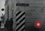 Standbild Amerikanische Sherman Panzer wirft Staub wie es entlang der Piste in Italien Laufwerke Scauri Italien, 1944, aus Sekunde 48 historischem Filmmaterial Videoclip 65675027073