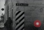 Standbild Amerikanische Sherman Panzer wirft Staub wie es entlang der Piste in Italien Laufwerke Scauri Italien, 1944, aus Sekunde 49 historischem Filmmaterial Videoclip 65675027073