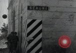 Standbild Amerikanische Sherman Panzer wirft Staub wie es entlang der Piste in Italien Laufwerke Scauri Italien, 1944, aus Sekunde 50 historischem Filmmaterial Videoclip 65675027073