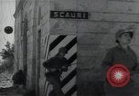 Standbild Amerikanische Sherman Panzer wirft Staub wie es entlang der Piste in Italien Laufwerke Scauri Italien, 1944, aus Sekunde 52 historischem Filmmaterial Videoclip 65675027073