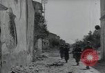 Standbild Amerikanische Sherman Panzer wirft Staub wie es entlang der Piste in Italien Laufwerke Scauri Italien, 1944, aus Sekunde 53 historischem Filmmaterial Videoclip 65675027073
