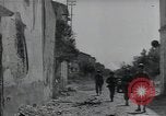Standbild Amerikanische Sherman Panzer wirft Staub wie es entlang der Piste in Italien Laufwerke Scauri Italien, 1944, aus Sekunde 54 historischem Filmmaterial Videoclip 65675027073