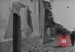Standbild Amerikanische Sherman Panzer wirft Staub wie es entlang der Piste in Italien Laufwerke Scauri Italien, 1944, aus Sekunde 55 historischem Filmmaterial Videoclip 65675027073