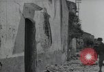 Standbild Amerikanische Sherman Panzer wirft Staub wie es entlang der Piste in Italien Laufwerke Scauri Italien, 1944, aus Sekunde 56 historischem Filmmaterial Videoclip 65675027073