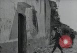 Standbild Amerikanische Sherman Panzer wirft Staub wie es entlang der Piste in Italien Laufwerke Scauri Italien, 1944, aus Sekunde 57 historischem Filmmaterial Videoclip 65675027073