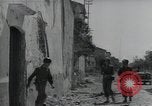 Standbild Amerikanische Sherman Panzer wirft Staub wie es entlang der Piste in Italien Laufwerke Scauri Italien, 1944, aus Sekunde 58 historischem Filmmaterial Videoclip 65675027073