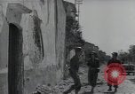 Standbild Amerikanische Sherman Panzer wirft Staub wie es entlang der Piste in Italien Laufwerke Scauri Italien, 1944, aus Sekunde 59 historischem Filmmaterial Videoclip 65675027073