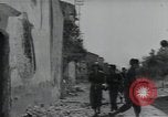Standbild Amerikanische Sherman Panzer wirft Staub wie es entlang der Piste in Italien Laufwerke Scauri Italien, 1944, aus Sekunde 60 historischem Filmmaterial Videoclip 65675027073