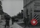 Standbild Amerikanische Sherman Panzer wirft Staub wie es entlang der Piste in Italien Laufwerke Scauri Italien, 1944, aus Sekunde 61 historischem Filmmaterial Videoclip 65675027073