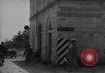 Standbild Amerikanische Sherman Panzer wirft Staub wie es entlang der Piste in Italien Laufwerke Scauri Italien, 1944, aus Sekunde 62 historischem Filmmaterial Videoclip 65675027073