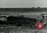 Immagine di Gli agricoltori Camargue Francia, 1950, secondo 10 filmato di repertorio 65675027100