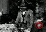 Immagine di Gli agricoltori Camargue Francia, 1950, secondo 53 filmato di repertorio 65675027101