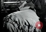 Immagine di Fabbrica di lana Mazamet Francia, 1950, secondo 60 filmato di repertorio 65675027108