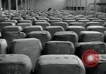 Immagine di Fabbrica di lana Mazamet Francia, 1950, secondo 53 filmato di repertorio 65675027110