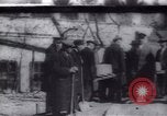 Standbild Soldaten und Arbeiter auf der Baustelle Russland, 1917, aus Sekunde 1 historischem Filmmaterial Videoclip 65675027132