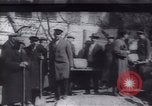Standbild Soldaten und Arbeiter auf der Baustelle Russland, 1917, aus Sekunde 3 historischem Filmmaterial Videoclip 65675027132