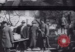 Standbild Soldaten und Arbeiter auf der Baustelle Russland, 1917, aus Sekunde 4 historischem Filmmaterial Videoclip 65675027132
