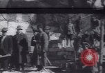 Standbild Soldaten und Arbeiter auf der Baustelle Russland, 1917, aus Sekunde 5 historischem Filmmaterial Videoclip 65675027132
