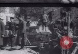 Standbild Soldaten und Arbeiter auf der Baustelle Russland, 1917, aus Sekunde 6 historischem Filmmaterial Videoclip 65675027132