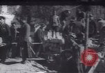 Standbild Soldaten und Arbeiter auf der Baustelle Russland, 1917, aus Sekunde 7 historischem Filmmaterial Videoclip 65675027132